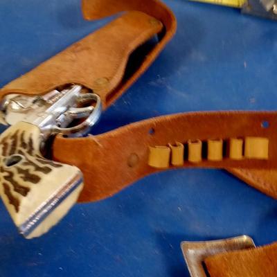 LOT 194 SHOOTING SHELL CAP GUN AND LEATHER BELT HOLSTER