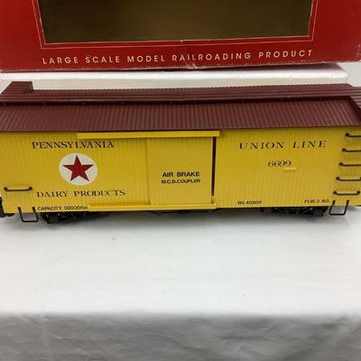 437 Pennsylvania RR Union Car Dairy Car Bachmann