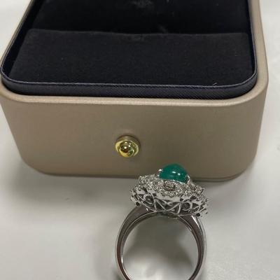 Gorgeous 14 karat gold ring with Emerald