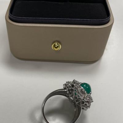 Gorgeous 14 karat gold ring with Emerald