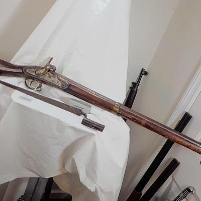1825 Harpers Ferry percussion rifle original. Est. $300 to $700.