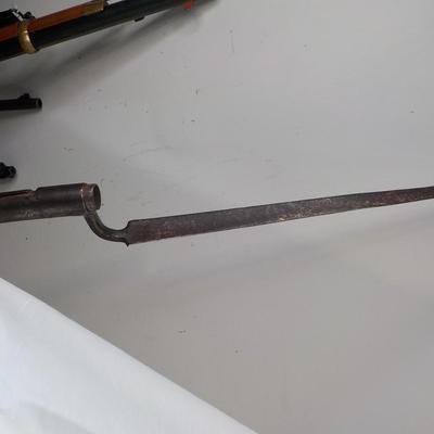 1825 Harpers Ferry percussion rifle original. Est. $300 to $700.