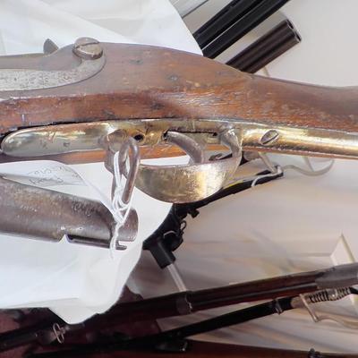 1825 Harpers Ferry percussion rifle original. Est. $300 to $700.