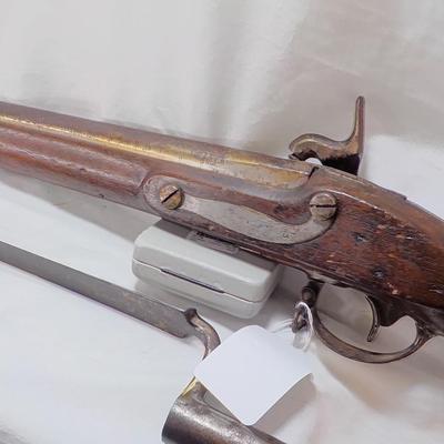 1825 Harpers Ferry percussion rifle original. Est. $300 to $700.