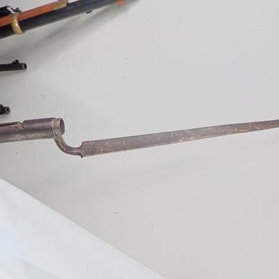 1825 Harpers Ferry percussion rifle original. Est. $300 to $700.