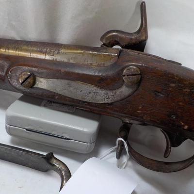 1825 Harpers Ferry percussion rifle original. Est. $300 to $700.