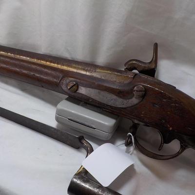 1825 Harpers Ferry percussion rifle original. Est. $300 to $700.
