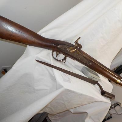 1825 Harpers Ferry percussion rifle original. Est. $300 to $700.