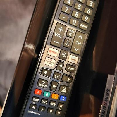 Lot #117 Samsung 43" Screen TV - Swivel Stand w/remote