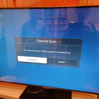 Lot #117 Samsung 43" Screen TV - Swivel Stand w/remote