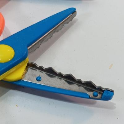 Set of 4 Edge craft scissors make paper edge designs