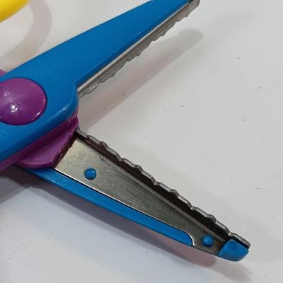 Set of 4 Edge craft scissors make paper edge designs