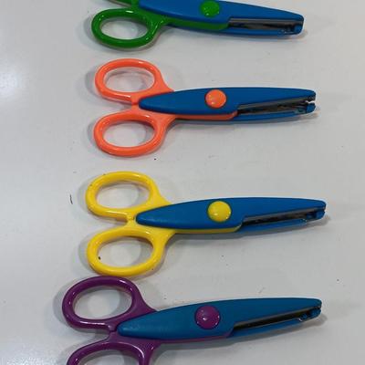 Set of 4 Edge craft scissors make paper edge designs
