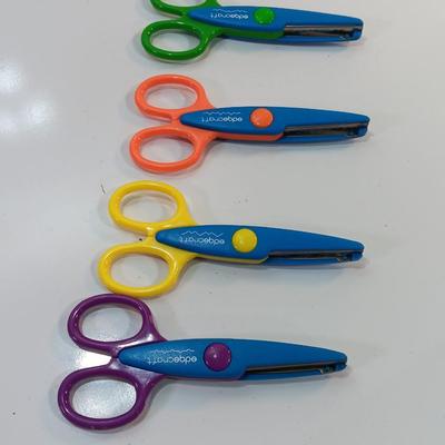 Set of 4 Edge craft scissors make paper edge designs