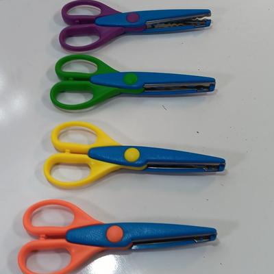 Set of 4 Edge craft scissors make paper edge designs