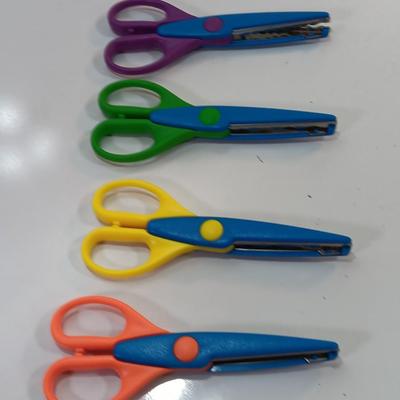 Set of 4 Edge craft scissors make paper edge designs