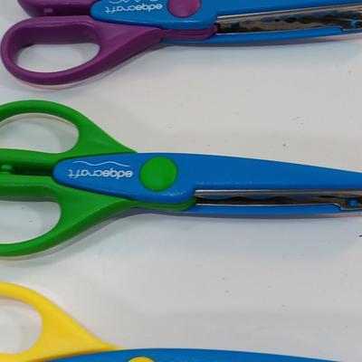 Set of 4 Edge craft scissors make paper edge designs