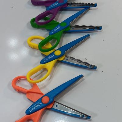 Set of 4 Edge craft scissors make paper edge designs