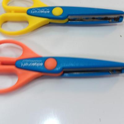 Set of 4 Edge craft scissors make paper edge designs