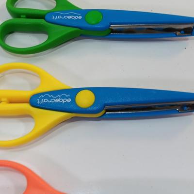 Set of 4 Edge craft scissors make paper edge designs