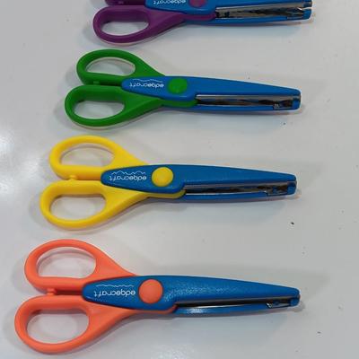 Set of 4 Edge craft scissors make paper edge designs