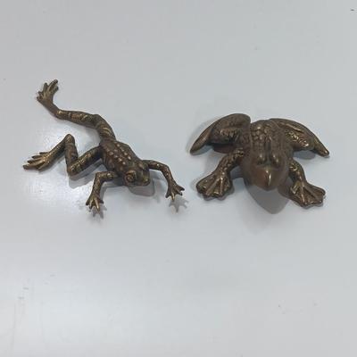 Brass frog with climbing brass frog brooch