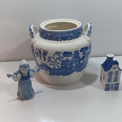 Japan marked Bowl / planter with Dutch girl figure and Delft blue house