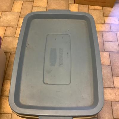 US 2242 Rubbermaid Roughneck Container Lot