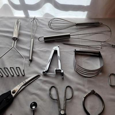 Large Assortment of Cooking Utensils (K-CE)