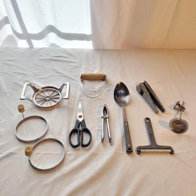Large Assortment of Cooking Utensils (K-CE)