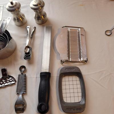 Large Assortment of Cooking Utensils (K-CE)