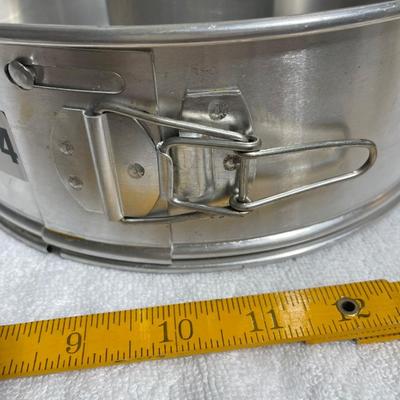 Springform Bundt pan