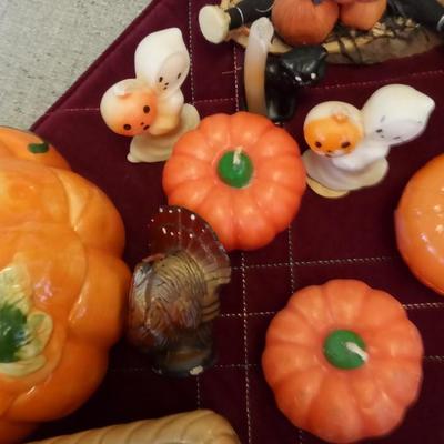 LOT 236 LOT OF HALLOWEEN DECORATIONS INCLUDING 4 GURLEY CANDLES