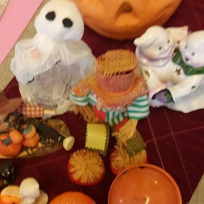 LOT 236 LOT OF HALLOWEEN DECORATIONS INCLUDING 4 GURLEY CANDLES