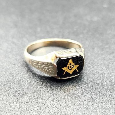Lot #155 Vintage Men's Masonic Ring - 14kt Gold, size 11