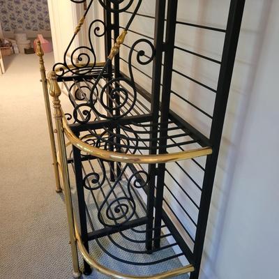 Black and Gold Metal Baker's Rack (UH-DW)