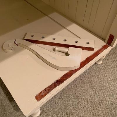 Cottage-style Shelf with Scroll Design (BR1-KW)