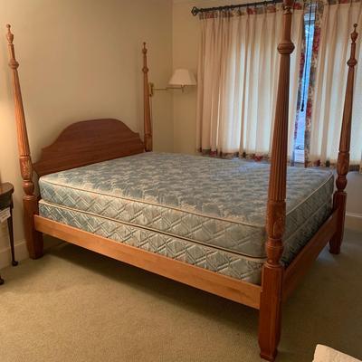 Four Poster Queen Bed with French Bouquet Design (BR3-KW)