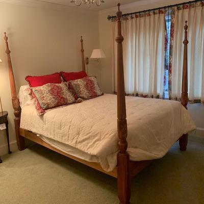 Four Poster Queen Bed with French Bouquet Design (BR3-KW)