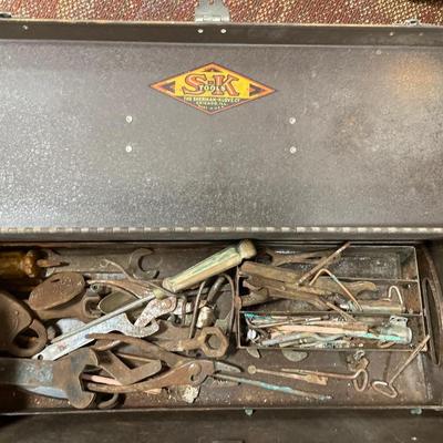 6 Vintage tool boxes and some tools