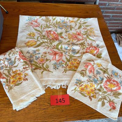 Vintage floral towel set
