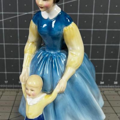 Royal Doulton Figurine "First Steps" HN 2242