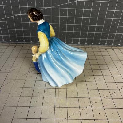 Royal Doulton Figurine "First Steps" HN 2242