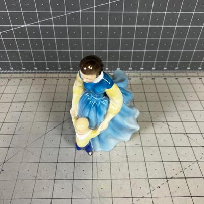 Royal Doulton Figurine "First Steps" HN 2242