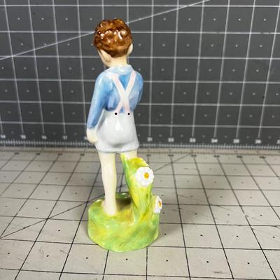 Royal Doulton Figurine "She Loves Me Not"