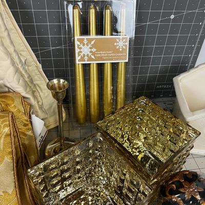 Decorative Items: Candles, Vase, Linens