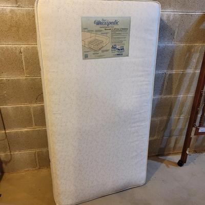 Simmons Solid Wood Crib and Bedding (BS-DW)