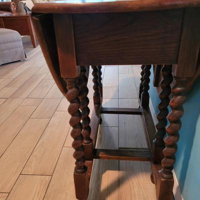 Gate leg table