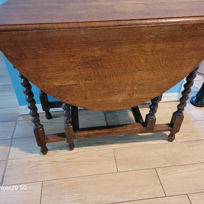 Gate leg table