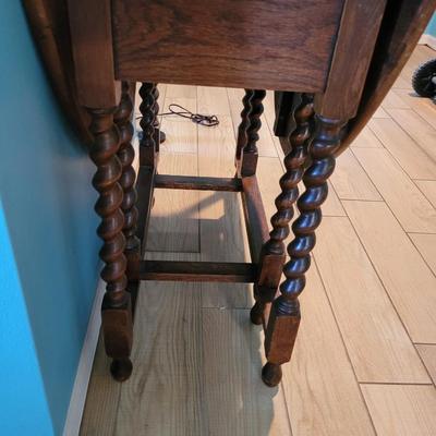 Gate leg table